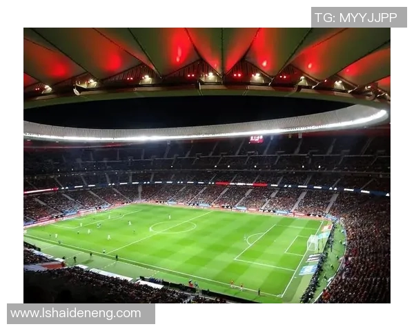 足球明星梦幻联动图片展现绿茵场上的激情与荣耀，感受传奇球员的魅力与风采